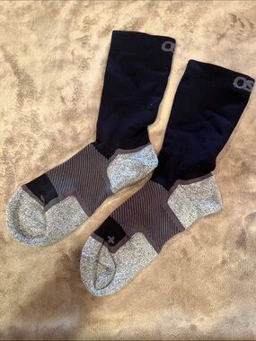 OS1ST Wide wellness Performance Crew Athletic Socks in Black and Gray